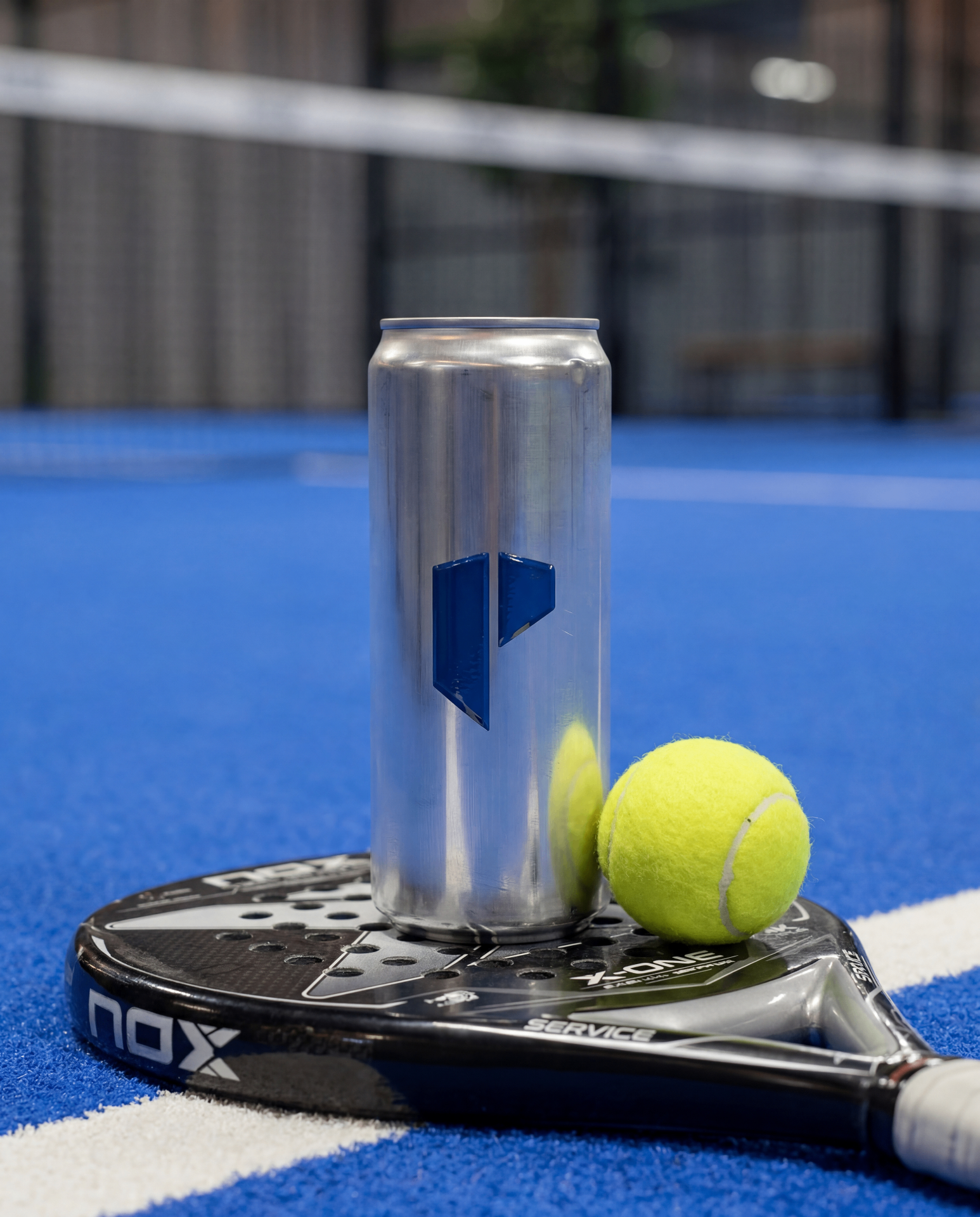 Aluminium can with Padium logo on a padel court